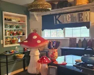 Whimsical 3 bd cottage for families and pets. Sleeps 7, free wifi/snacks