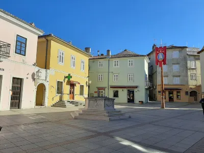 Family-friendly apartment LiJan °3 with heated salt water pool and sea view Hotel in zona Plaža Dražica