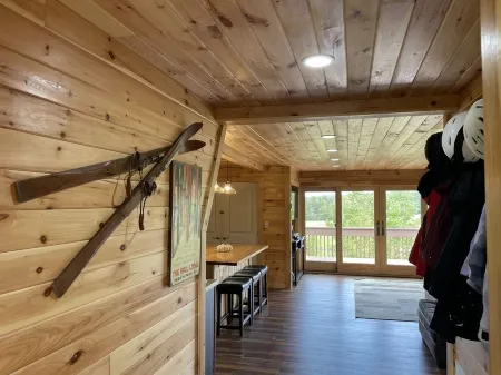 Retreat on Pekin Hill Close to skiing, splash lagoon,