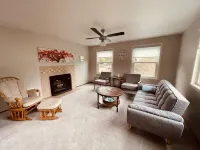 5 minutes to Vasa Park! Family-sized townhome with free parking