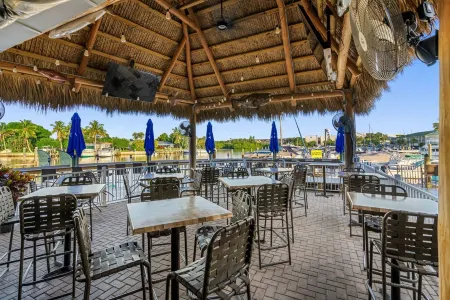 Condo at the Bay with kitchenette, opt-in continental breakfast, queen&sofa bed