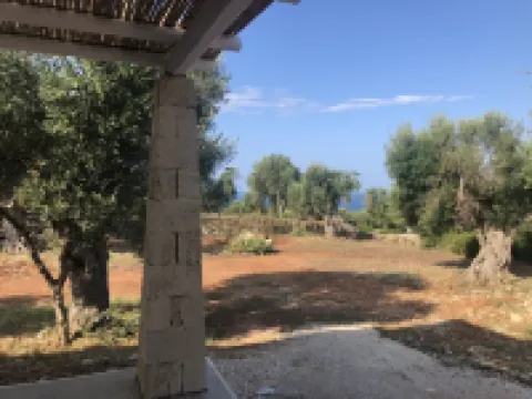 SAN GREGORIO VILLA WITH SECULAR OLIVE GROVE, GARDEN AND PORCH Hotels in Patu