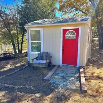 Cozy and Quiet Tiny House Cottage with Skylight 2 Minutes from Main Street