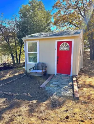 Cozy and Quiet Tiny House Cottage with Skylight 2 Minutes from Main Street Hotels in Julian