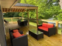 Lakeside lookout!The perfect place to vacation with the family to boat or relax!