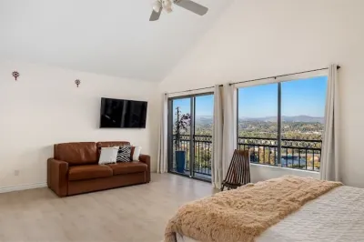 Central Location, Spectacular Views, Pool, Hottub Hotels near Grape Day Park
