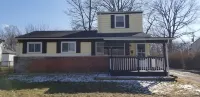 Cozy 6 bedroom home located 14 miles from Detroit Metro Airport.