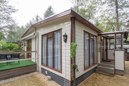 Veluwe Apeldoorn: spacious comfortable chalet + garden - beautiful child-friendly park Отели рядом с достопримечательностью «Jachthuis St. Hubertus»