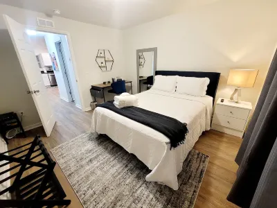 Experience the Difference Best Cozy Studio in Town! Parking/Washer/Dryer onsite.
