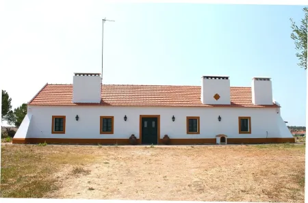 Monte Alentejano for 4 people!Ideal for children!We accept animals! Отели рядом с достопримечательностью «Замок Монтемор-у-Нову»