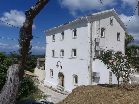 Beautifully restored Villa, with private pool and full air condition. Отели в г. Agios Georgios