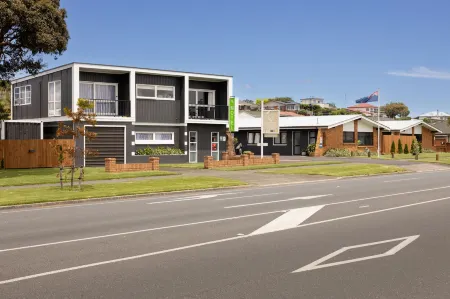 Cobblestone Court Motel - Wenzel Motels