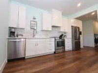 TREETOP PARADISE SUITEBreathtaking lake and mountain views 5 min from the beach