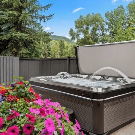 Aspen Paradise! Relax & entertain indoors and outdoors in comfort and serenity.