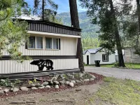 Grizzly Den ~ Less than 15 minutes to Glacier National Park!