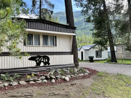 Grizzly Den ~ Less than 15 minutes to Glacier National Park! Отели рядом с достопримечательностью «Montana Vortex and House of Mystery»