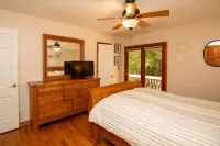 Cheerful 3 bedroom mountain home- minutes to Asheville- Отели рядом с достопримечательностью «Бируоллоу Маунтин Трейл»