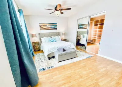 Beachy themed Home with Hot Tub & Fire Table Hotels near Cactus Garden Dr