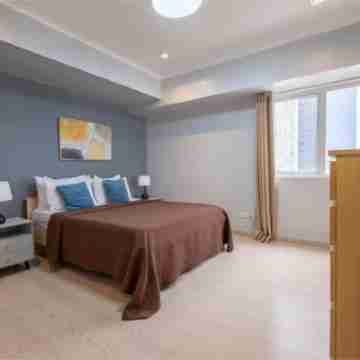 New! Cozy 2 Bedroom in BGC. Fast Wi-Fi and 58" TV Rooms