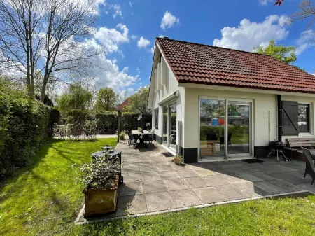 Spacious Home with Garden Near Langweerder Wielen Отели в г. De Friese Meren