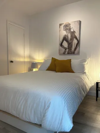 What a View!!! Chateau, Balcony incredible view of the Chateau! Free parking! Отели рядом с достопримечательностью «Парк Солей»