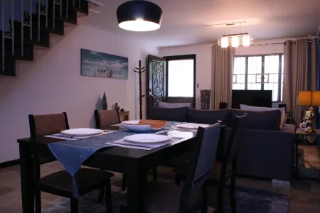 135m2 Townhouse near Airport with air conditioning, washing machine, parking Отели рядом с достопримечательностью «Нешнел Шрайн оф Мэри Хелп оф Крисченс»