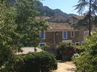 Beautiful Provencal house, French billiards and swimming pool - 8 people 호비옹 호텔