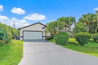 Paradise! 3 Bedroom home with private pool, outdoor living space, and lanai