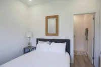 Modern 2 bed in West Bay with pool and gym