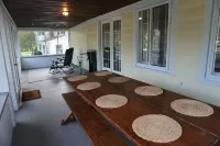 Lakeside cottage, steps away from the lake, perfect for family and friends