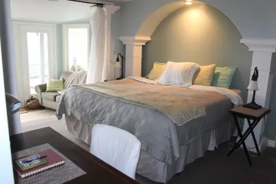 Cottage suite over Lake Erie w  hot tub & beach access  20% discount Nov 16-20 Отели рядом с достопримечательностью «The Stork Club - Big Band Museum and Hall of Fame»