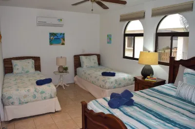 Spacious Condo with pool, 7min walk to the beach & town, Center of Tamarindo, CR