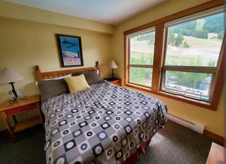 Lovely 2bdrm Panorama Springs unit overlooking the mountains and pools!