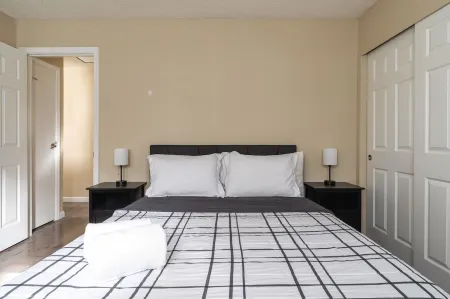 Vibrant Downtown Condo Отели рядом с достопримечательностью «JG Redmond II»