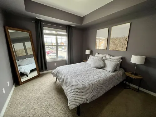 Modern Luxurious 2 BR Condo + Pool + Hot Tub + Games Room + Gym 새스커툰 호텔