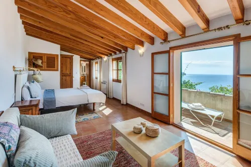 Beautiful, very private finca with astonishing sea views. 索列爾住宿飯店
