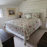 ORIGINAL 1927 COZY LAKEFRONT BUNGALOW WITH WRAP AROUND PORCH فنادق في كلاكاماس