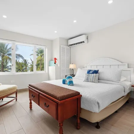 Beach Front Resort Villa ( 1 bedroom, sleeps 4) closest to hotel OV3