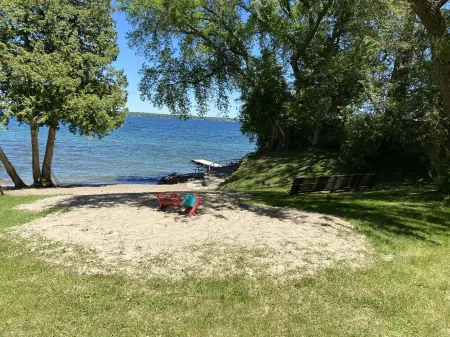 COZY COTTAGE WALKING DISTANCE TO LAKE SIMCOE & FRIDAY HARBOUR