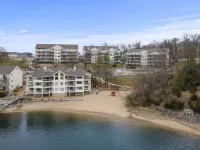 GORGEOUS LAKEFRONT condo with BEACH, 2 pools, and AMAZING views! Hotel a Osage Beach