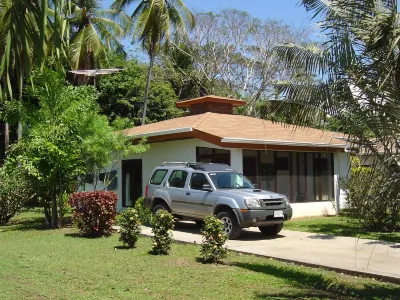 Gorgeous 2 bedroom cottage with ocean view and new Internet Cable