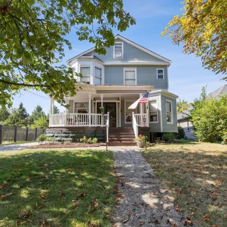 Spacious Home Chef's Kitchen, BBQ Grill, 5 Min Cle Clinic, Hot Tub, ADA, King