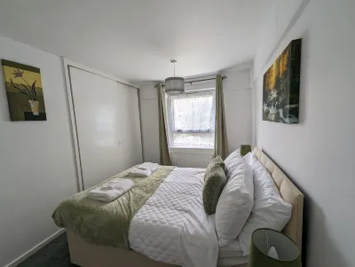 Superb 3 BR Flat in Stafford. Close to Stafford Hospital & Town Center Hotel in zona The Picture House Stafford