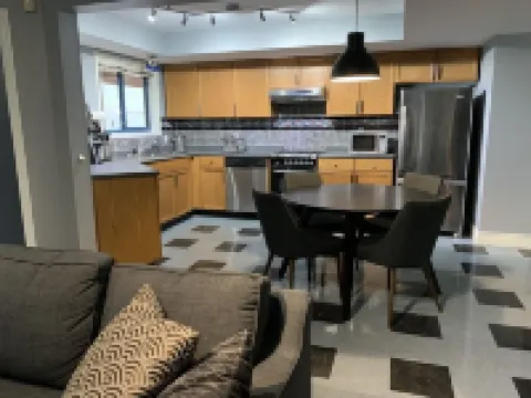 Suite with ocean view patio, three blocks to pier. โรงแรมในไวท์ร็อค