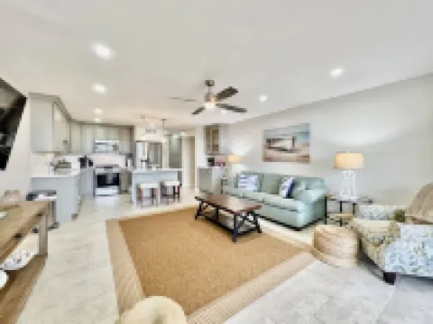 STEPS TO SAND! Sapphire Beach bliss: Renovated 2 bed 2.5 bath at Crystal Cove Hoteles en Santo Tomás