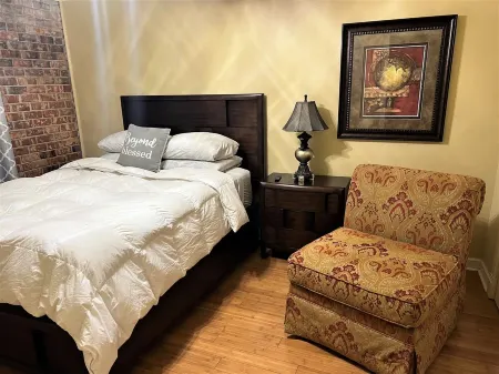 Mardi Gras Central, 1 Block to River Center, Minutes to LSU