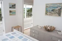 Bay View Beach House - gorgeous seaside cottage with panoramic views over Raglan