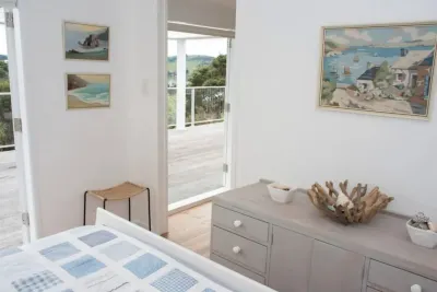 Bay View Beach House - gorgeous seaside cottage with panoramic views over Raglan