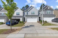Stylish & Central Townhome in the Heart of Raleigh Hotels near Banter by Piercing Pagoda