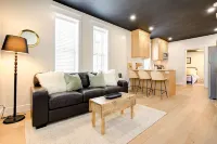 The Otis 𓅬 on Victoria Park | 2 Bed 1 Bath | Main Floor Suite